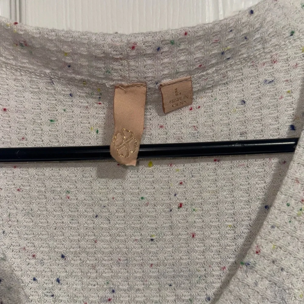 Speckled V-Neck Ruffle Hem Blouse - Cream - Picture 3 of 6